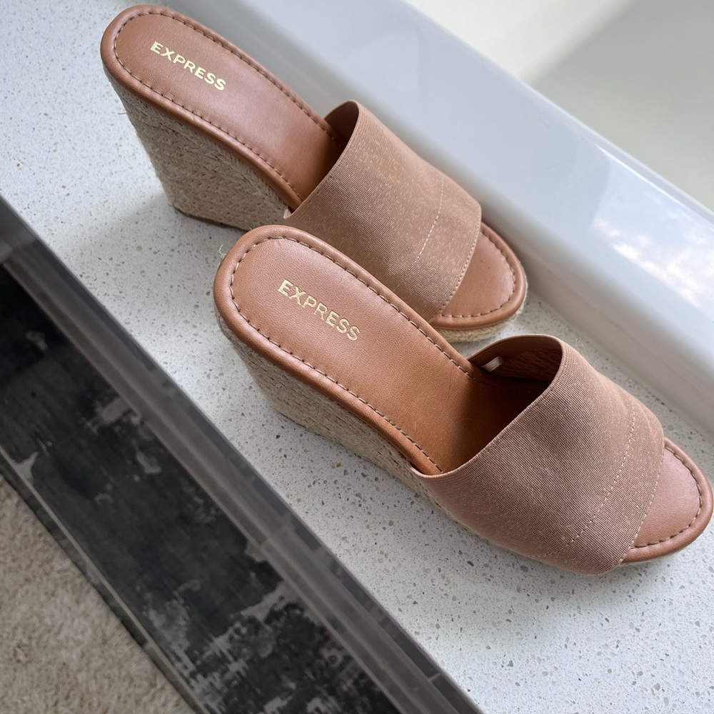 Perfect summer shoes. Size 8, good condition. Pair with Sundress or cut offs